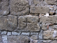 Piccola croce sul muro laterale