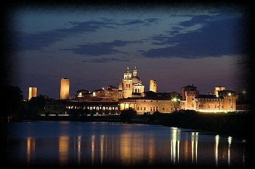 Veduta panoramica notturna di Mantova