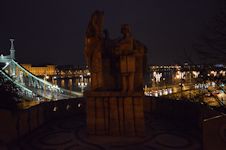 Statua del Re Stefano davanti la chiesa