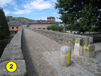 Frecce e conchiglia sul ponte di Molinaseca
