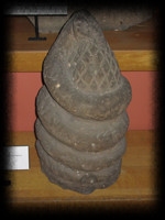 Omphalos in forma di pigna con serpente