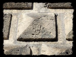 Simbolo su una delle bugne piramidali