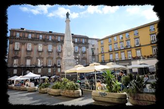 Piazza San Domenico Maggiore con l'obelisco
