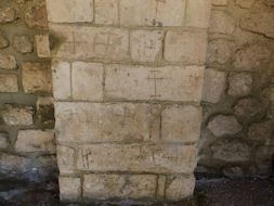 Croci potenziate nel chiostro