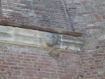 Un volto nel cornicione