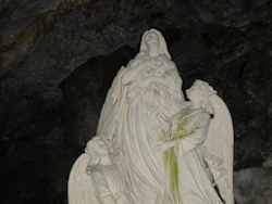 Statua di Maria Maddalena con gli angeli