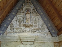 Particolare del timpano d'ingresso