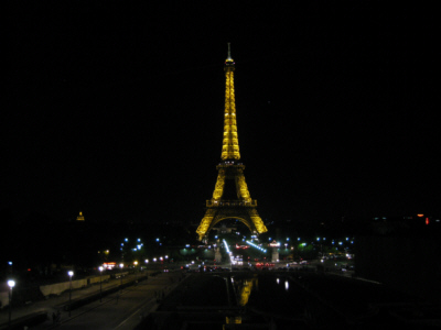 Vista notturna della torre Eiffel