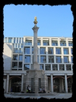 La colonna fiammeggiante al centro di Paternoster Square