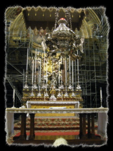 L'altare principale e la lampada votiva