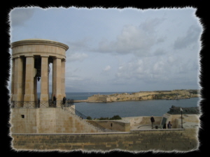 La Siege Bell e, sullo sfondo, Cottonera